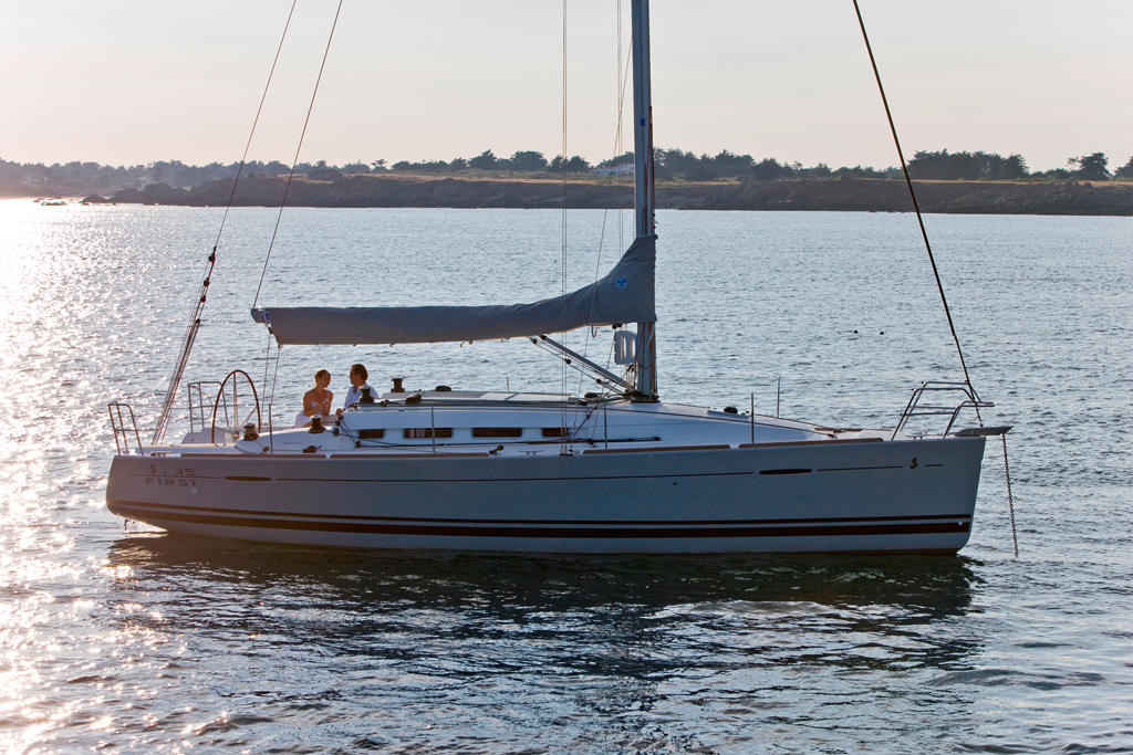 Regattayacht Charteryacht First 35 42